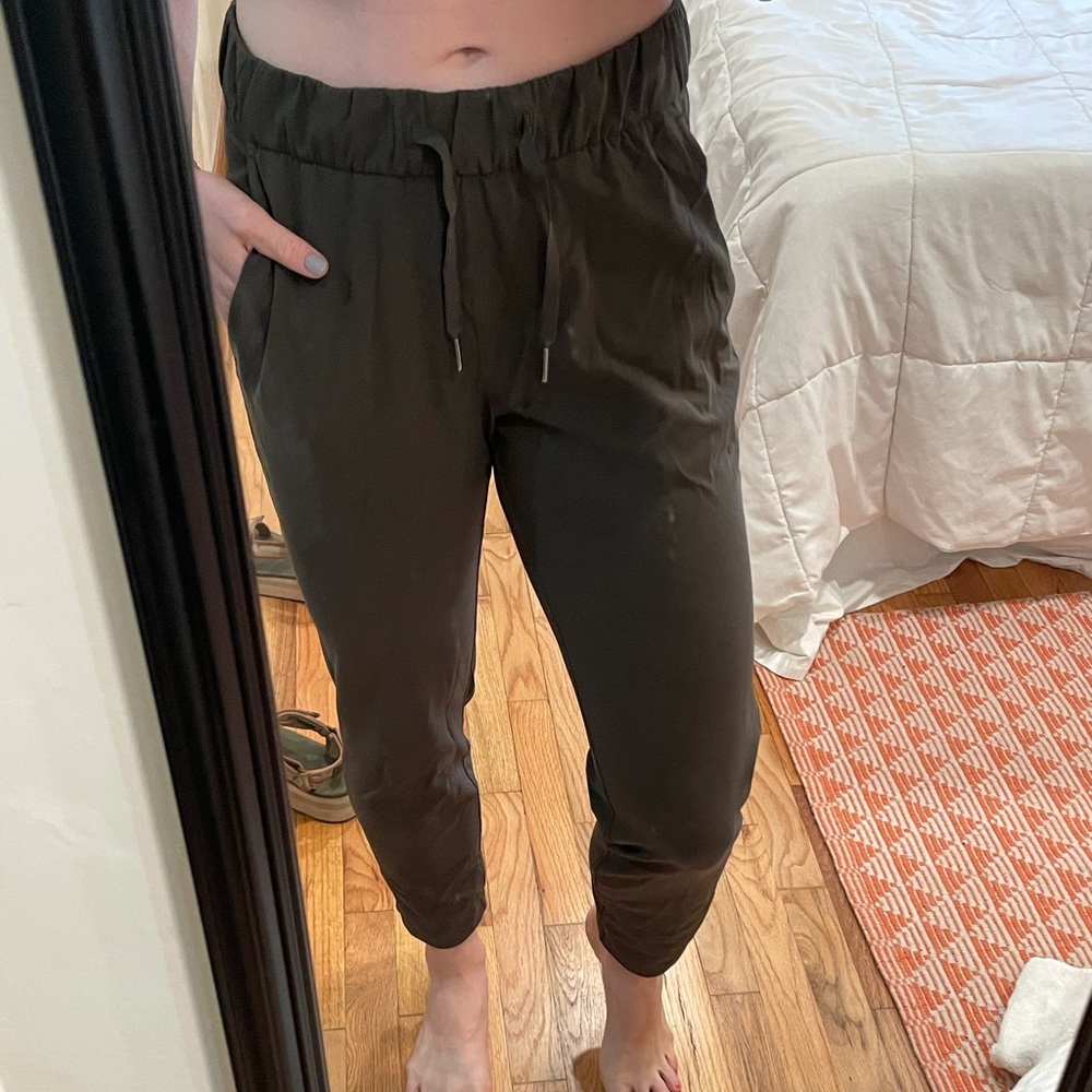 On the fly Lululemon pant, dark green, size 6